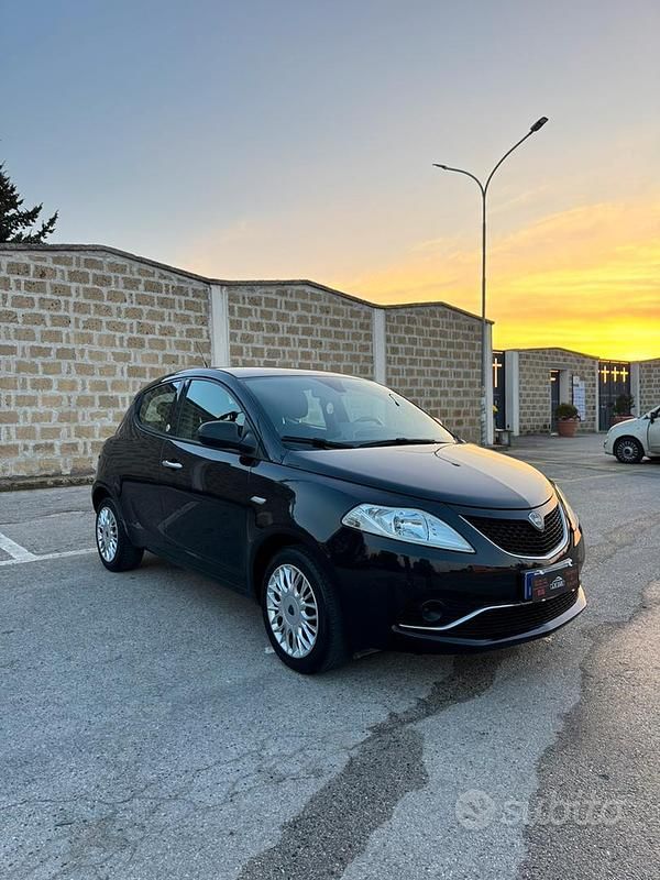Usata Lancia Ypsilon 69 CV (50 kW) 2016 Nero Utilitaria
