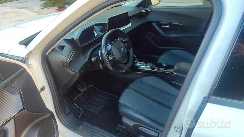 Usata Peugeot 2008 Allure 131 CV (96 kW) 2022 Bianco SUV