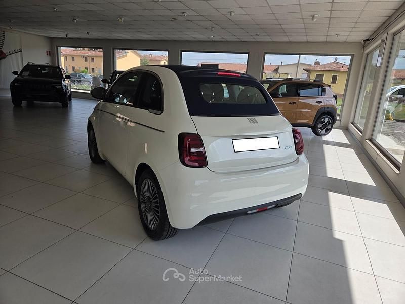 Nouă Fiat 500e La Prima 86 kW (118 CP) 2026 Cabrio