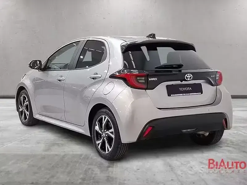 Usata Toyota Yaris Hybrid Trend 115 CV (84 kW) 2025 Grigio Berlina