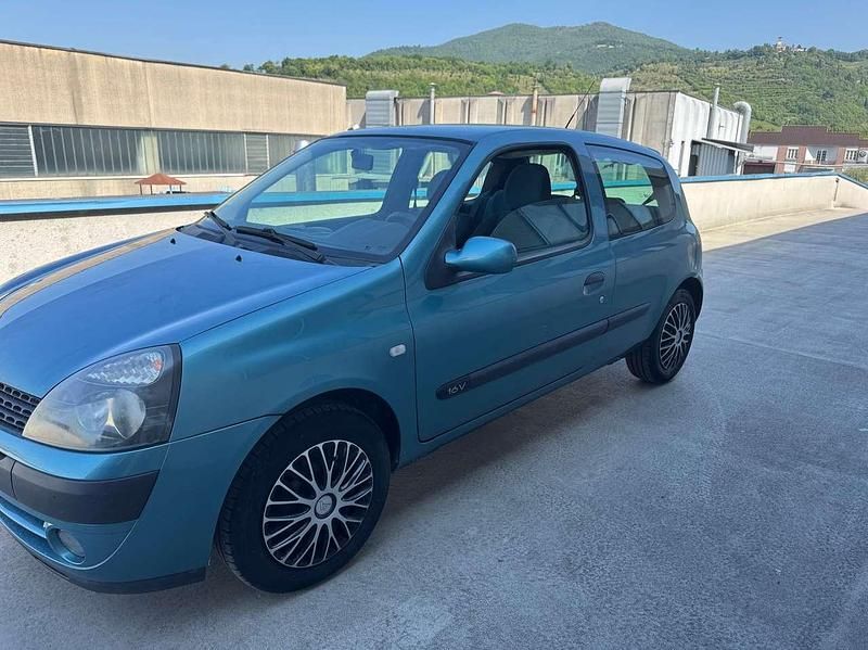 Usata Renault Clio II Privilege 75 CV (55 kW) 2003 Blu/azzurro Berlina