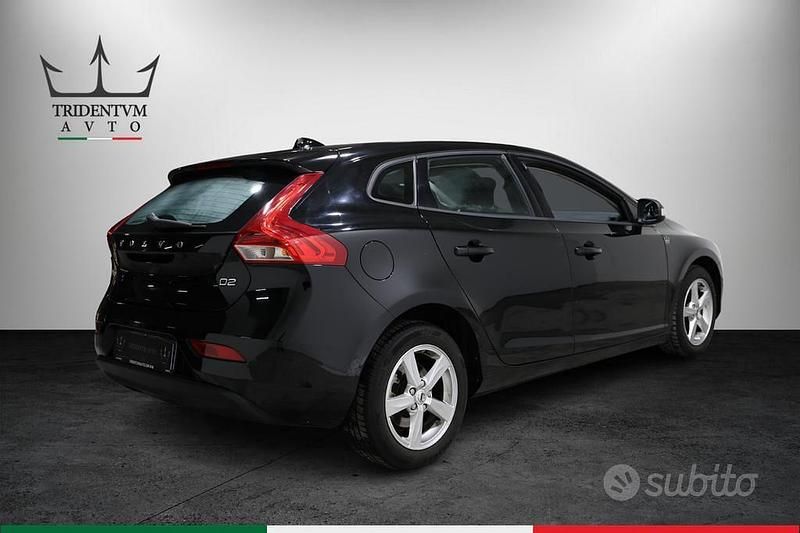 Usata Volvo V40 Momentum 120 CV (88 kW) 2016 Nero Berlina