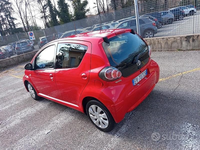 Usata Toyota Aygo Connect Style 68 CV (50 kW) 2014 Rosso Utilitaria