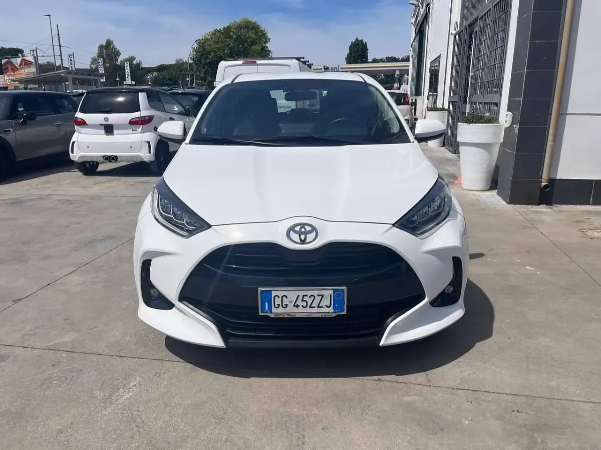 Usata Toyota Yaris Hybrid Trend 92 CV (67 kW) 2021 Bianco Berlina