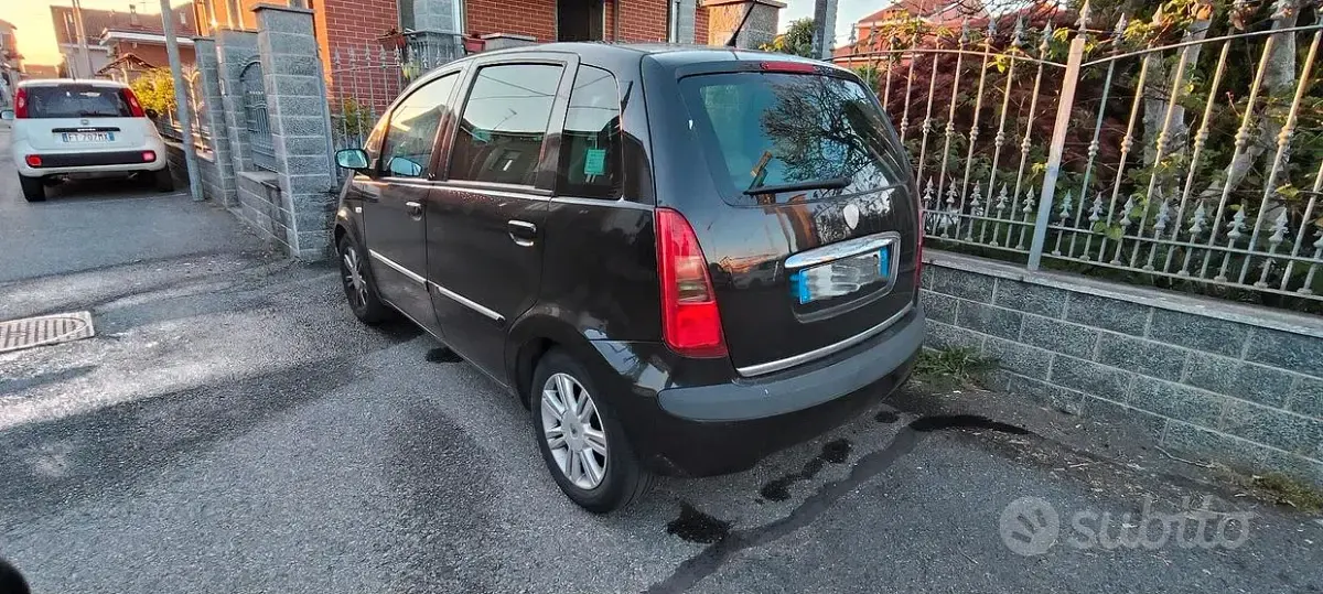 Usata Lancia Musa 95 CV (69 kW) 2008 Marrone Monovolume