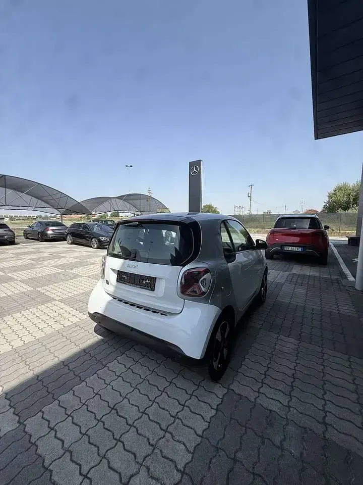 Usata Smart ForTwo Coupé Passion 41 kW (56 CV) 2024 Eaz bodypanel in white Utilitaria