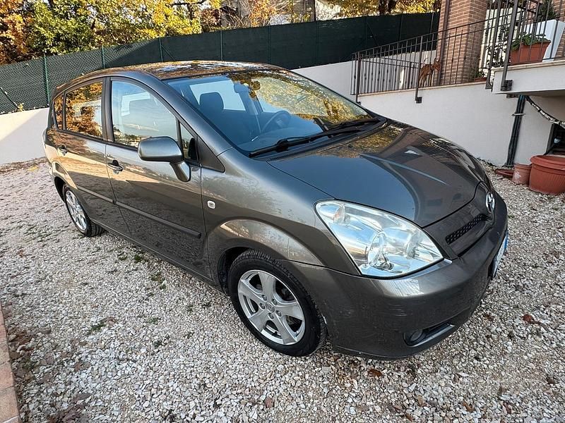 Usata Toyota Corolla Verso 2006 Grigio Monovolume
