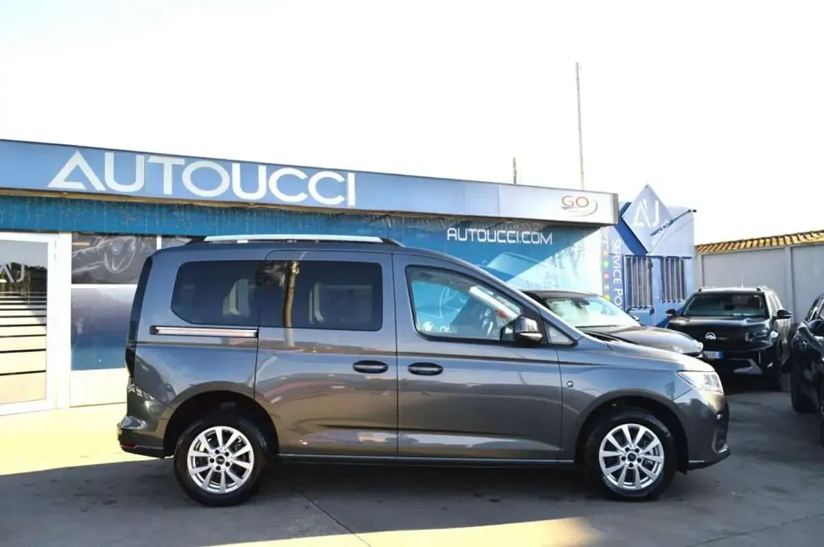 Usata Ford Tourneo Connect Titanium 122 CV (89 kW) 2023 Magnetic grey Monovolume