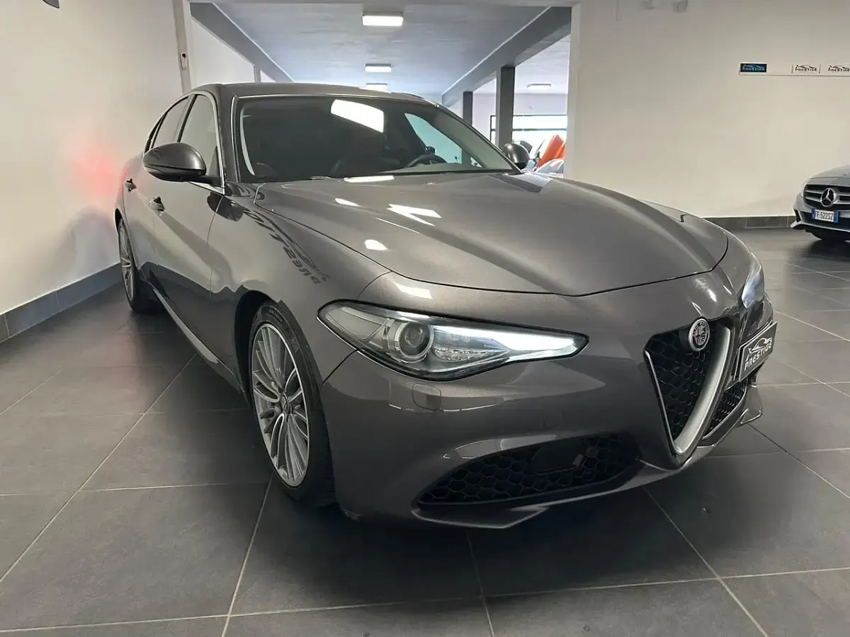 Usata Alfa Romeo Giulia 180 CV (132 kW) 2016 Grigio Berlina