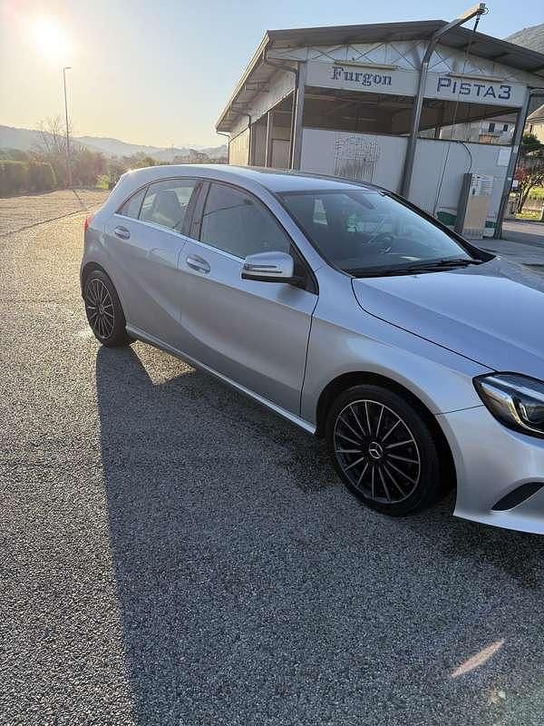Usata Mercedes A180 109 CV (80 kW) 2017 Grigio Berlina