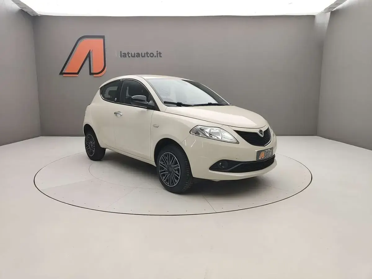 Usata Lancia Ypsilon Gold 71 CV (52 kW) 2019 Avorio chic Utilitaria