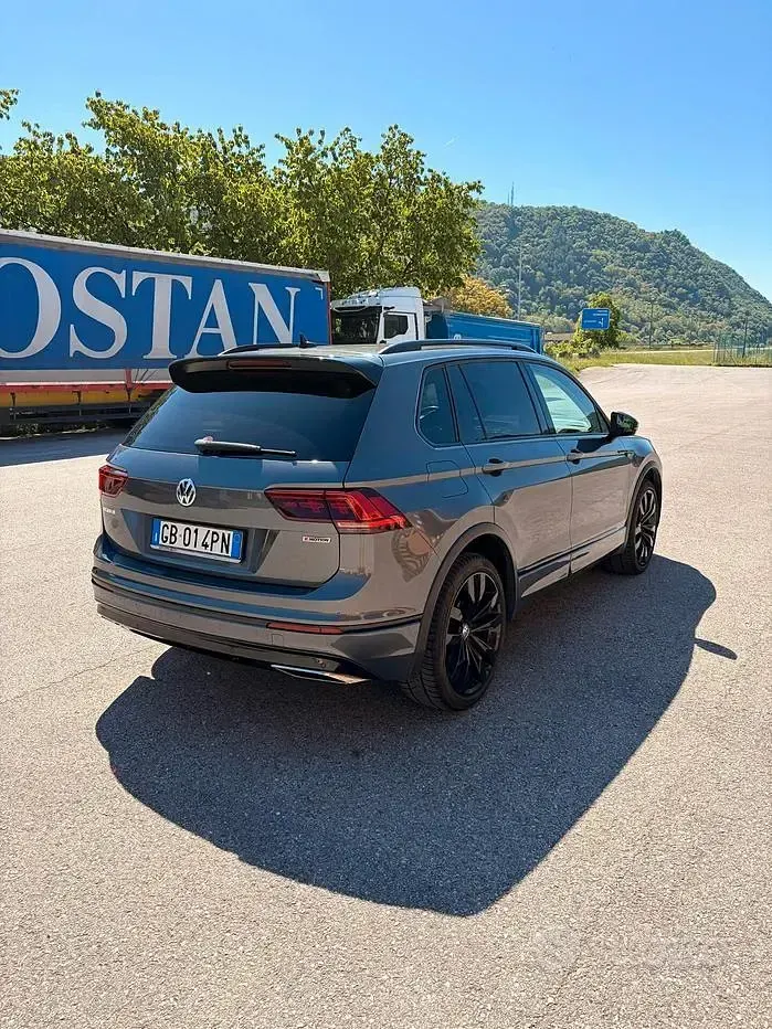 Usata VW Tiguan R-line 240 CV (176 kW) 2020 Grigio SUV