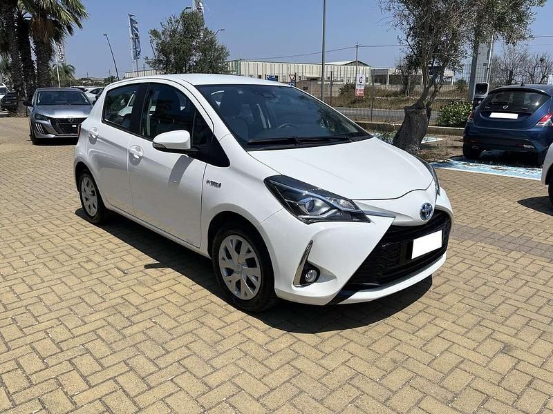 Usata Toyota Yaris Hybrid Business Edition 73 CV (53 kW) 2020 Bianco Berlina