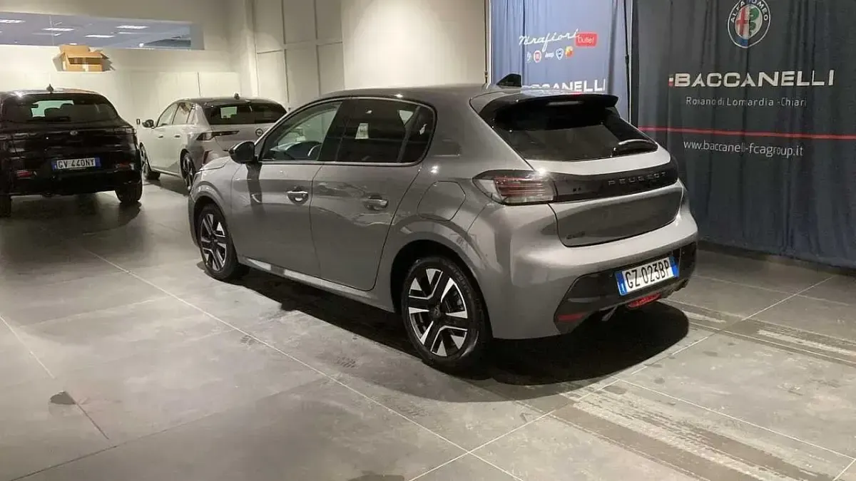 Usata Peugeot 208 Allure 101 CV (74 kW) 2025 Grigio Utilitaria