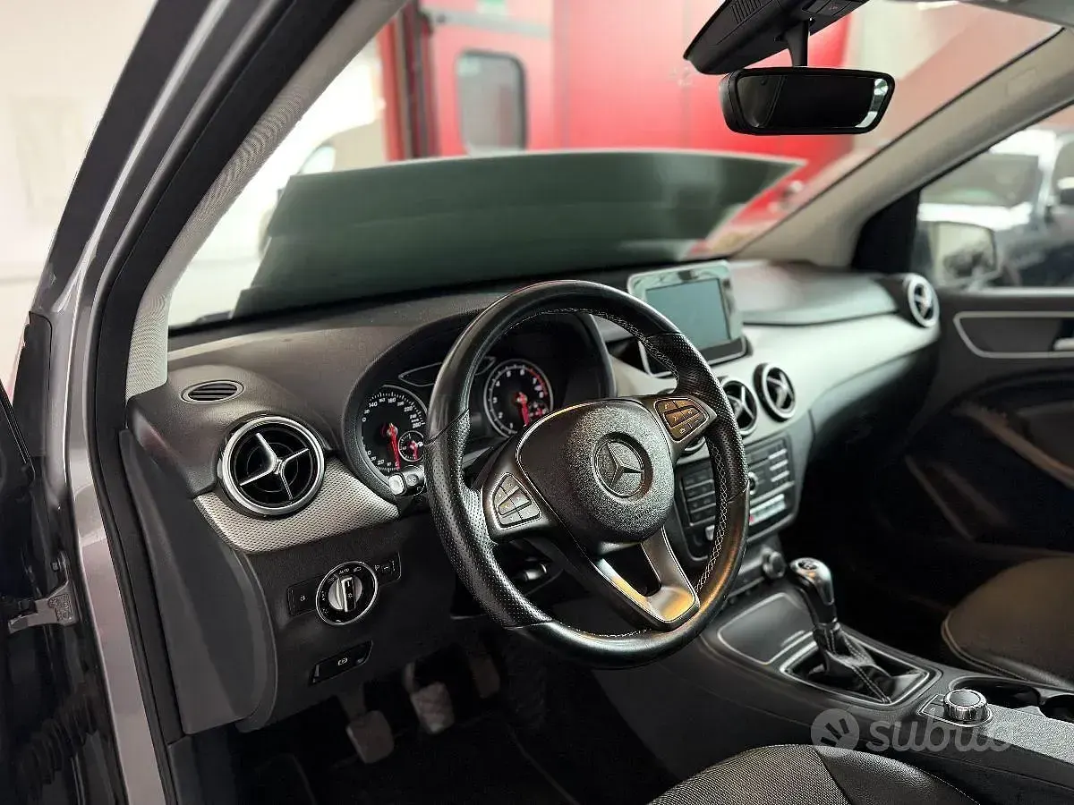 Usata Mercedes B180 122 CV (89 kW) 2015 Grigio Utilitaria