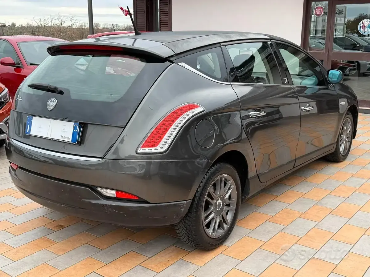Usata Lancia Delta 120 CV (88 kW) 2008 Grigio Utilitaria