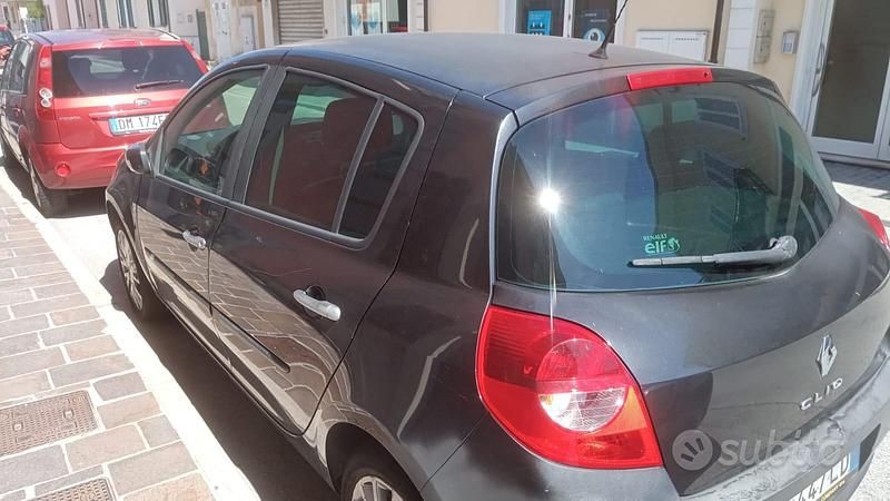Nero Usata 2007 Renault Clio II Utilitaria | 1600 € (Ottimo prezzo) - Immagine 1/4
