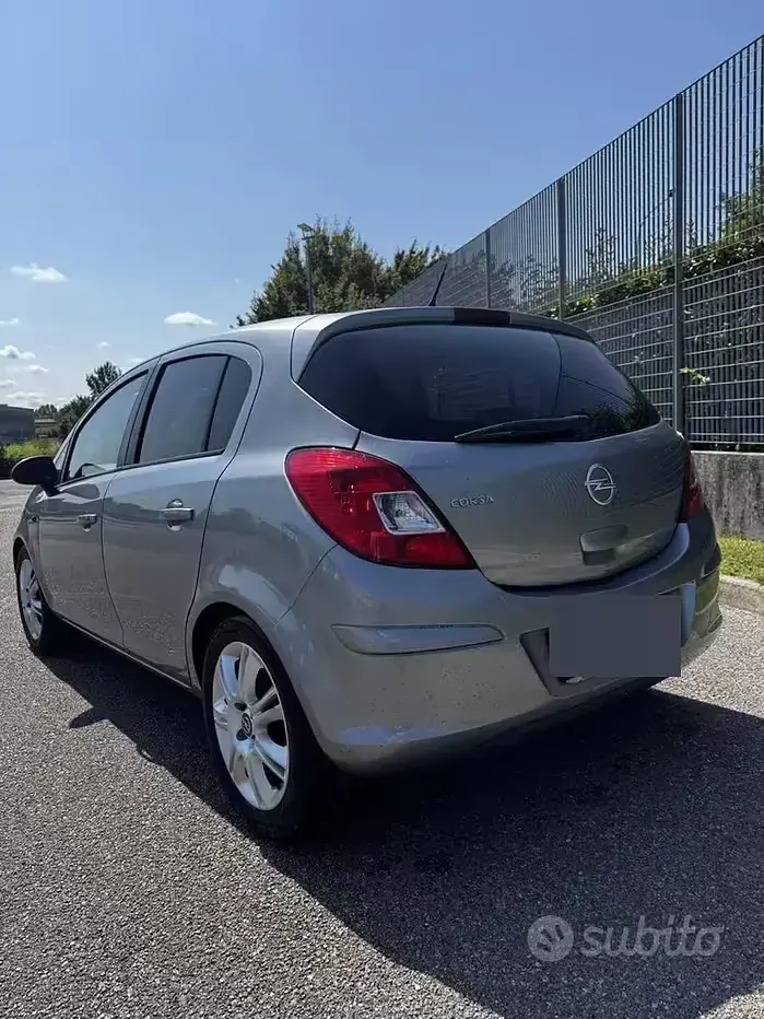 Usata Opel Corsa 85 CV (62 kW) 2012 Grigio Utilitaria