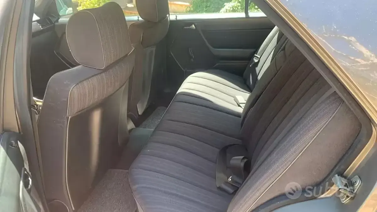 Usata Mercedes 250 90 CV (66 kW) 1987 Grigio Berlina