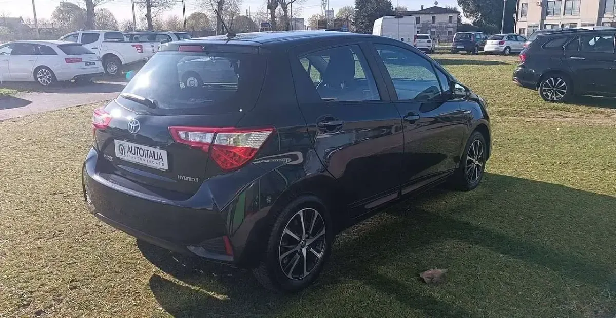 Usata Toyota Yaris Hybrid Active 73 CV (53 kW) 2018 Nero Berlina