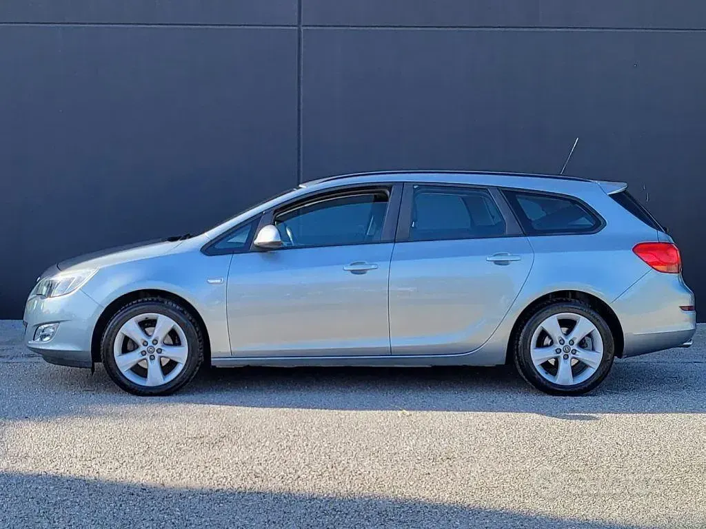 Usata Opel Astra 140 CV (102 kW) 2011 Grigio Station wagon