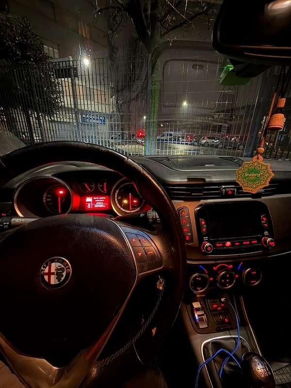 Usata Alfa Romeo Giulietta 105 CV (77 kW) 2015 Argento Utilitaria
