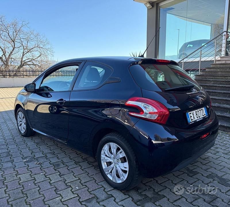 Usata Peugeot 208 Allure 68 CV (50 kW) 2015 Nero Utilitaria