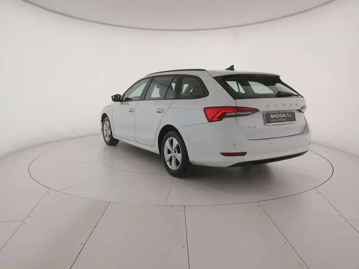 Usata Skoda Octavia Executive 150 CV (110 kW) 2023 Bianco luna metallizzato Station wagon