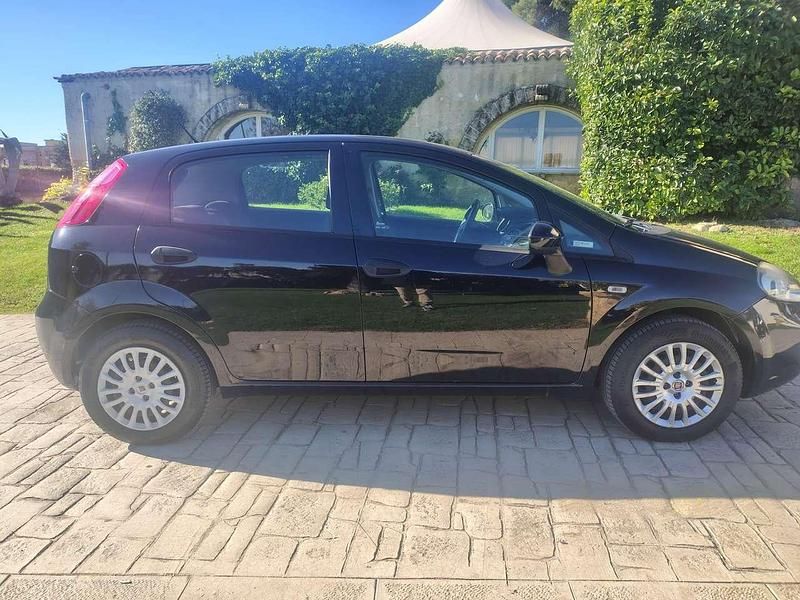 Usata Fiat Punto Young 69 CV (50 kW) 2016 Blu/azzurro Berlina