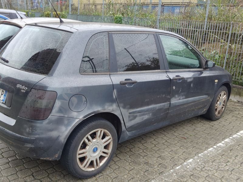Usata 2002 Fiat Stilo Tre volumi | 2300 € (Molto cara) - Immagine 1/4