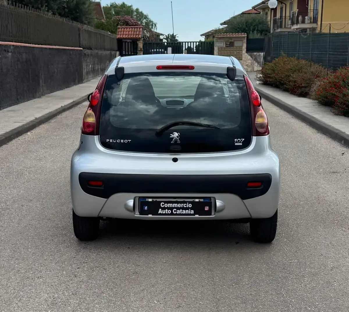 Usata Peugeot 107 68 CV (50 kW) 2012 Argento Utilitaria