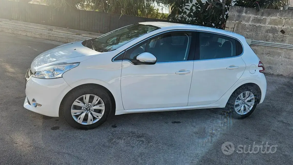 Usata Peugeot 208 Allure 68 CV (50 kW) 2015 Bianco Utilitaria
