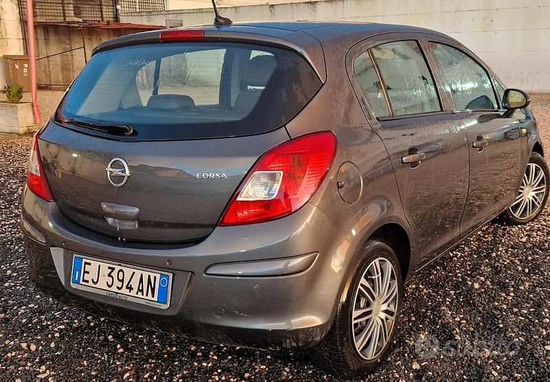 Usata Opel Corsa Cosmo 130 CV (95 kW) 2011 Grigio Utilitaria