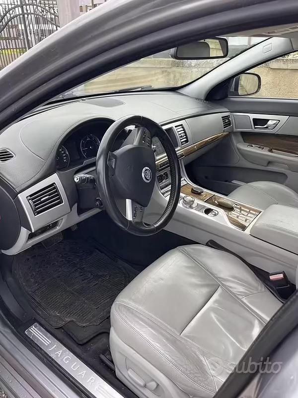 Usata Jaguar XF 190 CV (139 kW) 2012 Grigio Berlina