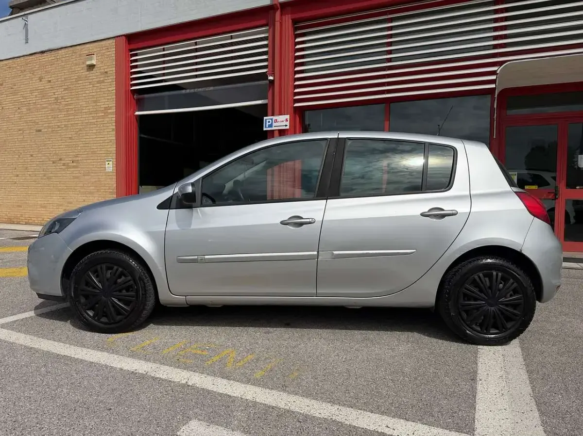 Usata Renault Clio II 75 CV (55 kW) 2009 Other Berlina