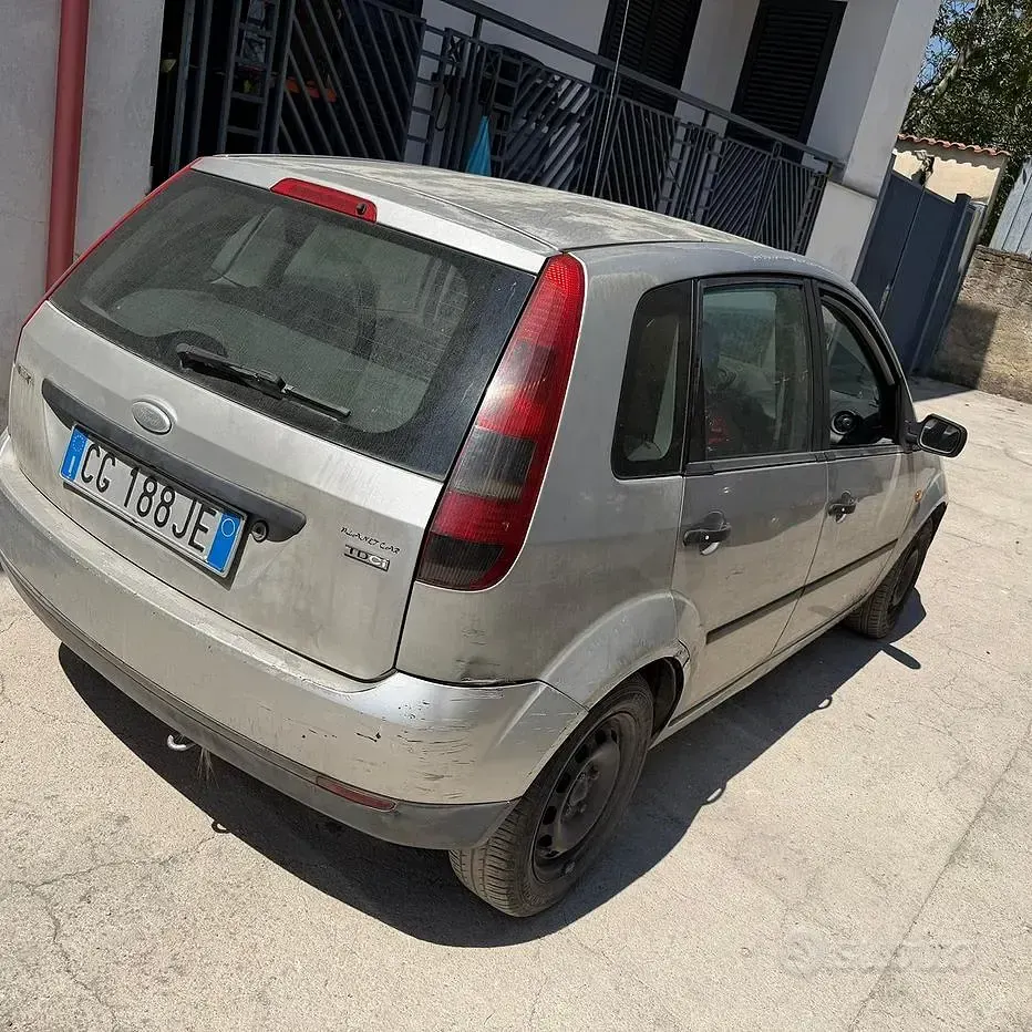 Usata Ford Fiesta 68 CV (50 kW) 2003 Grigio Utilitaria
