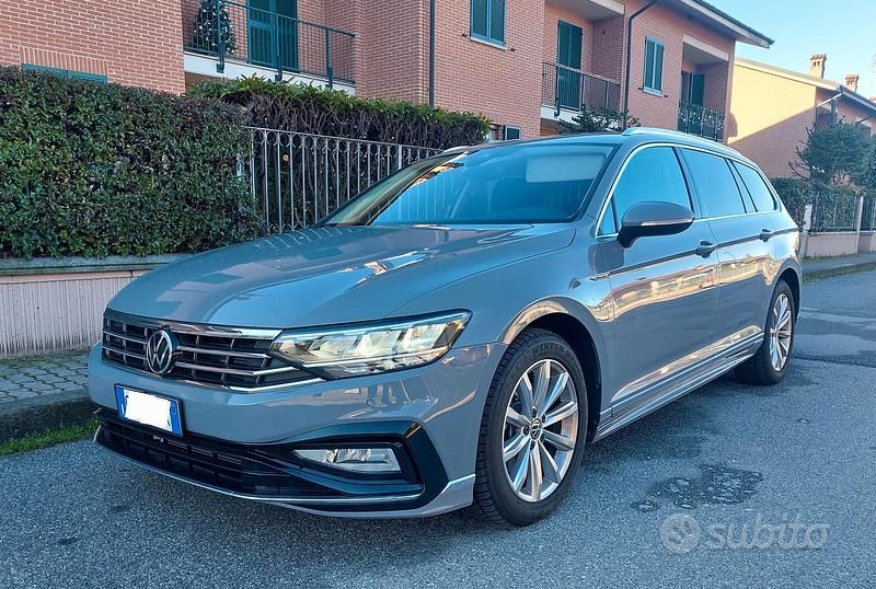 Grigio Usata 2023 VW Passat R-line Station wagon | 27.500 € - Immagine 1/4