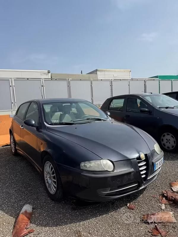 Usata Alfa Romeo 147 115 CV (84 kW) 2002 Nero Utilitaria