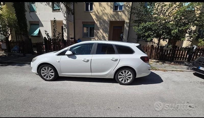 Bianco Usata 2011 Opel Astra Tre volumi | 5000 € (Buon prezzo) - Immagine 1/4