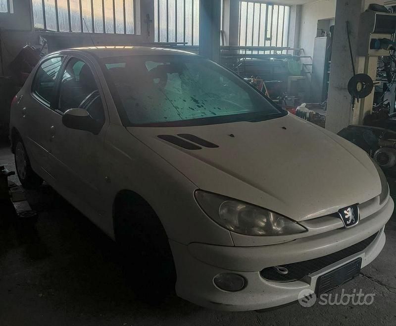 Begagnad Peugeot 206 88 HK (64 kW) 2006 Vit Sedan