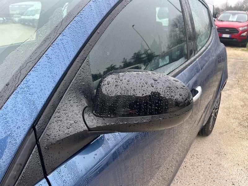 Usata Lancia Ypsilon 69 CV (50 kW) 2024 Blu/azzurro Utilitaria