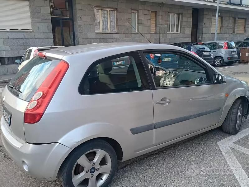 Usata Ford Fiesta 75 CV (55 kW) 2006 Grigio Utilitaria