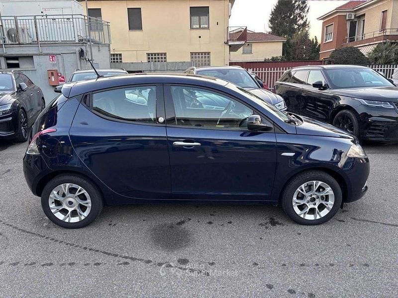 Begagnad Lancia Ypsilon Gold 95 HK (69 kW) 2015 Blå Halvkombi