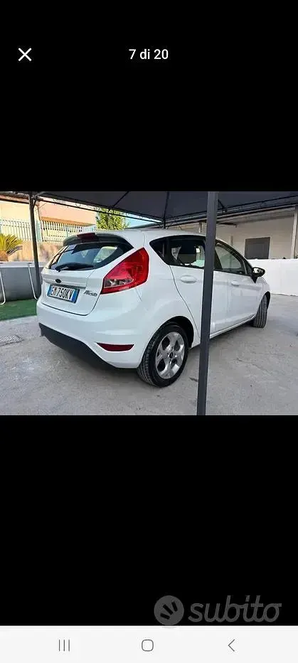 Usata Ford Fiesta 97 CV (71 kW) 2012 Bianco Berlina
