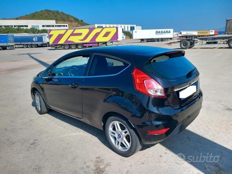 Nero Usata 2013 Ford Fiesta Due volumi | 3600 € (Buon prezzo) - Immagine 1/4