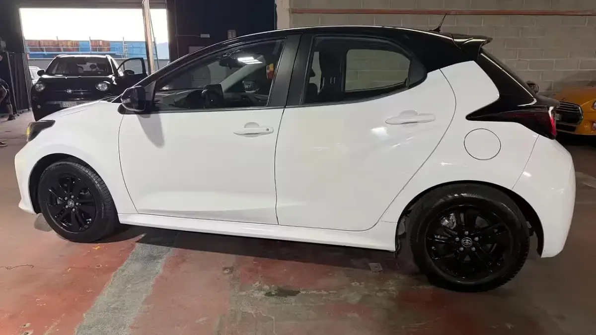 Usata Toyota Yaris Hybrid Business Edition 92 CV (67 kW) 2021 Bianco Berlina
