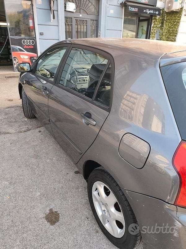 Usata Toyota Corolla 97 CV (71 kW) 2006 Grigio Berlina