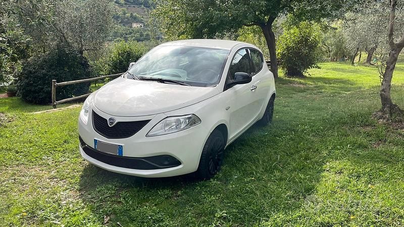 Usata Lancia Ypsilon 60 CV (44 kW) 2019 Bianco Utilitaria