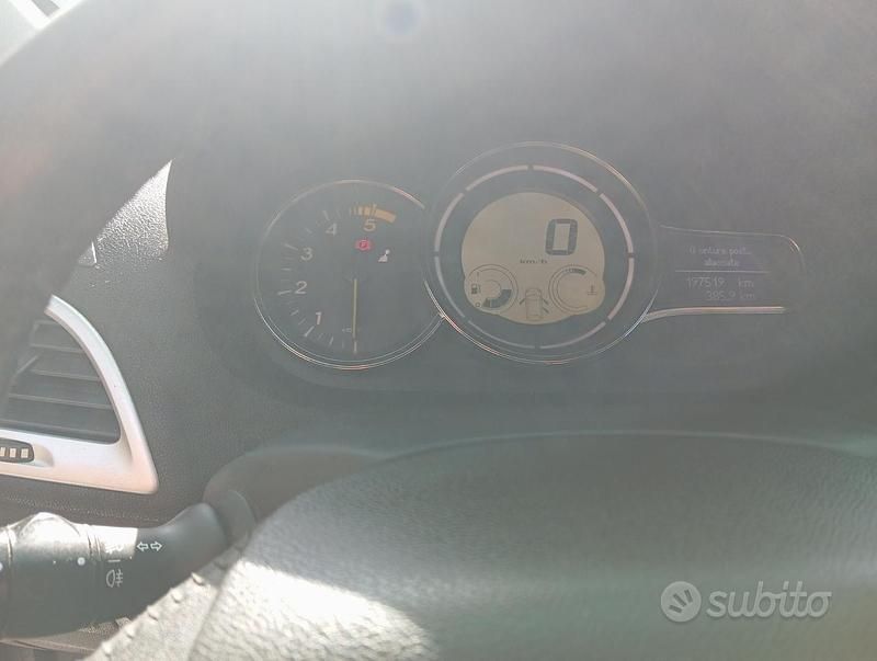Nero Usata 2011 Renault Mégane Tre volumi | 3000 € (Ottimo prezzo) - Immagine 1/4