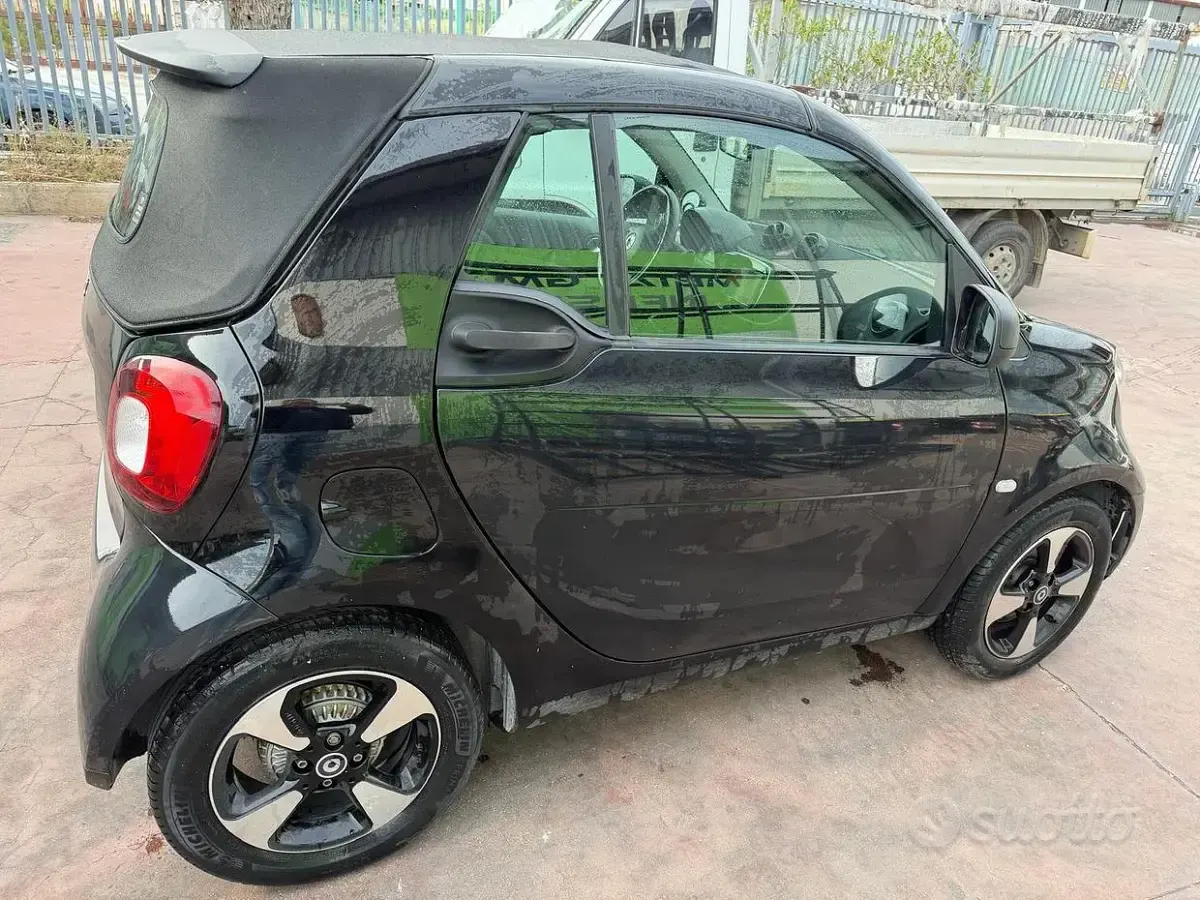 Usata Smart ForTwo Electric Drive 41 kW (56 CV) 2020 Nero Cabrio